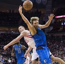 气氛真好，巴萨球迷给弗里克送上了60岁生日蛋糕